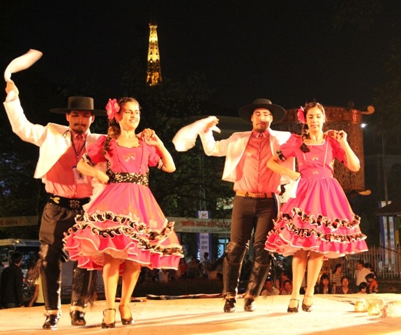 Multi-ethnic culture highlighted at 2014 Hue Festival - ảnh 1